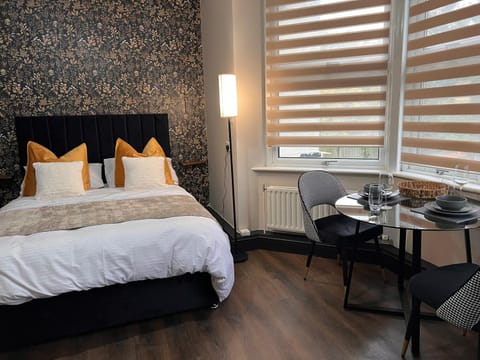 Bed, Dining area