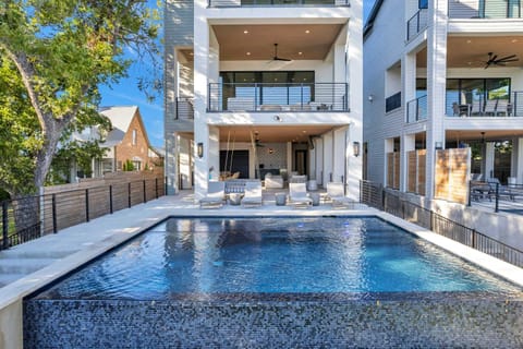 Ellen Lake Luxe with Concierge Services House in Kingsland