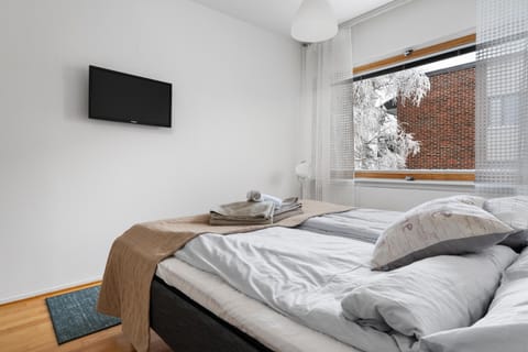 Bed, TV and multimedia, Photo of the whole room, Bedroom, towels