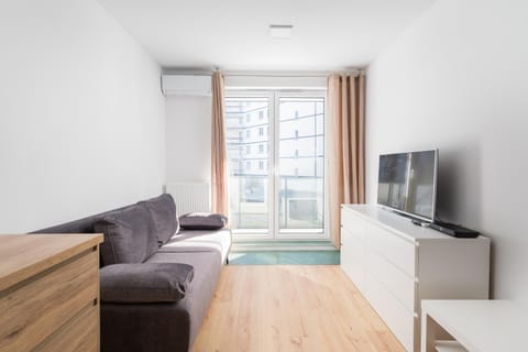 Communal lounge/ TV room, Bed, TV and multimedia, Living room, Photo of the whole room, Seating area, Evening entertainment, Bedroom