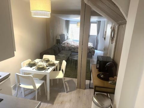 Photo of the whole room, Dining area