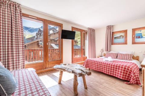 Bed, Natural landscape, TV and multimedia, Photo of the whole room, Bedroom, Mountain view