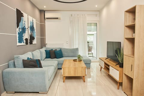 TV and multimedia, Living room, Seating area, Evening entertainment, air conditioner