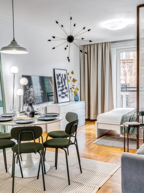 Bed, TV and multimedia, Kitchen or kitchenette, Living room, Photo of the whole room, Seating area, Dining area, Bedroom, air conditioner
