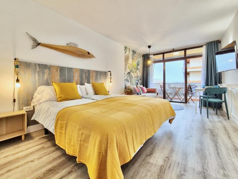 Bed, TV and multimedia, Living room, Dining area