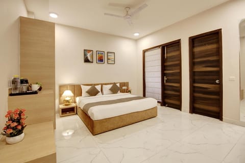 Photo of the whole room, Bedroom, wardrobe, air conditioner