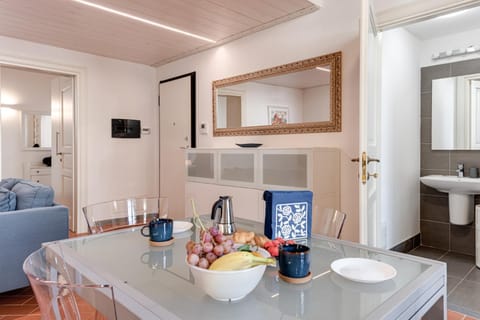 Seating area, Dining area