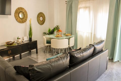 TV and multimedia, Living room, Seating area, Dining area