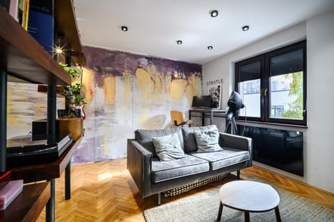 TV and multimedia, Seating area, air conditioner