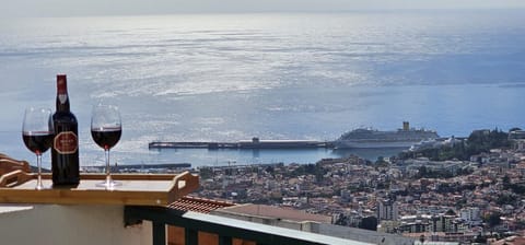 Day, Natural landscape, View (from property/room), Balcony/Terrace, Dining area, City view, Sea view