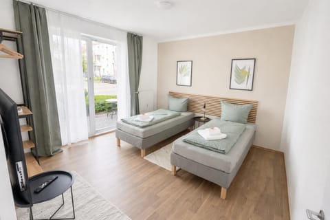 Bed, TV and multimedia, Balcony/Terrace, Bedroom