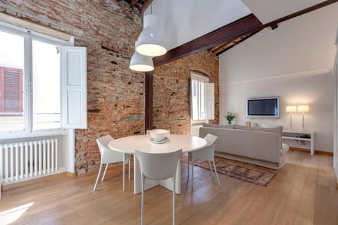 TV and multimedia, Kitchen or kitchenette, Living room, Seating area, Dining area