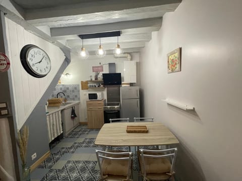 Kitchen or kitchenette, Dining area, oven, stove