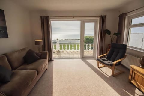 Natural landscape, View (from property/room), Balcony/Terrace, Living room, Seating area, Sea view, internet