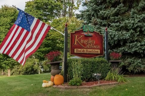 Kingsley House Bed & Breakfast - Full Home Bed and Breakfast in Fennville