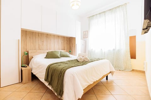 Bed, Bedroom, towels