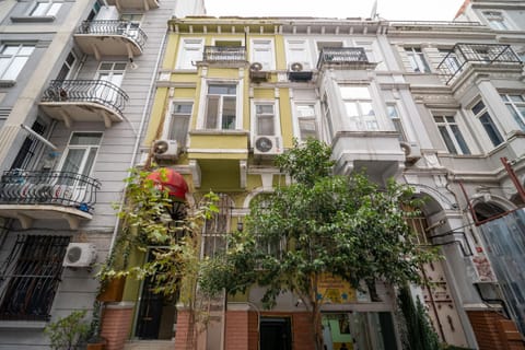 Shower, Property building, Bathroom, Kitchen or kitchenette, Quiet street view