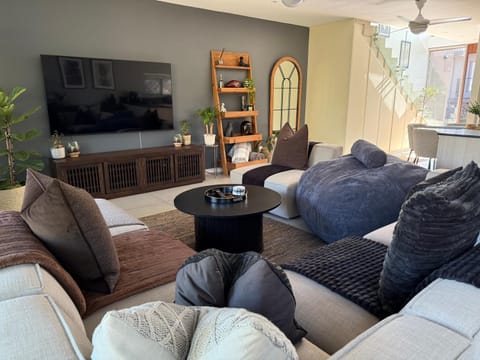 Communal lounge/ TV room, TV and multimedia, Living room, Seating area, Evening entertainment
