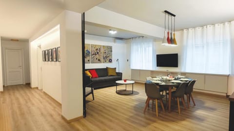 Communal lounge/ TV room, TV and multimedia, Living room, Seating area, Dining area, Evening entertainment