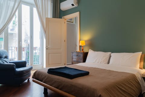 Bed, TV and multimedia, Photo of the whole room, Bedroom, towels, air conditioner
