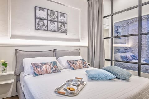 Bed, Food and drinks, Photo of the whole room, Bedroom, Food, towels