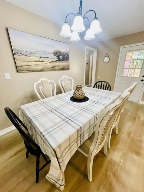 Eastgate 5A Cozy family retreat close to downtown Hammond Apartment in Hammond