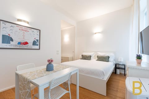 Bed, TV and multimedia, Photo of the whole room, Dining area, Bedroom