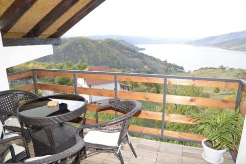 View (from property/room), Balcony/Terrace, River view