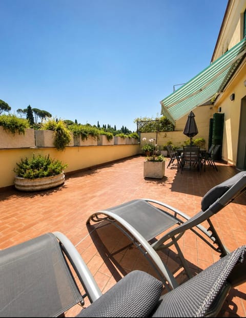 Patio, Day, Balcony/Terrace