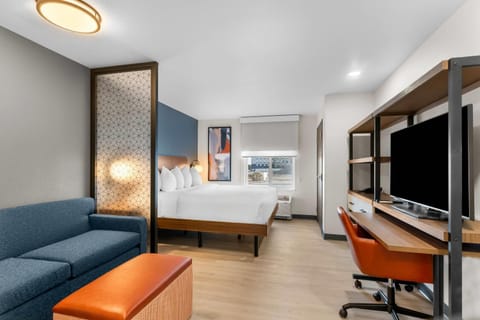 Bed, TV and multimedia, Living room, Photo of the whole room, Seating area, Bedroom