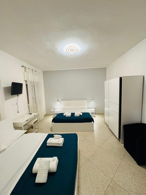 Bed, TV and multimedia, Photo of the whole room, Bedroom, towels, wardrobe