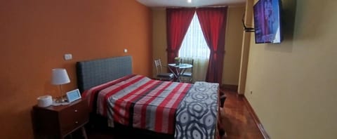 Bed, TV and multimedia, Photo of the whole room, Bedroom