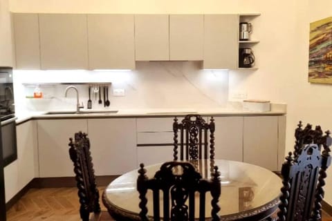 Superbe 4 pièces 75 m carrés pour 2 à 6 personnes Centre Parking 3 jours minimum Apartment in Nice