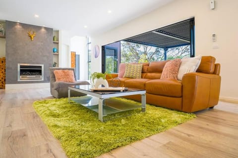 Family Friendly 4 Bedrooms House in Dairy Flat Villa in Auckland