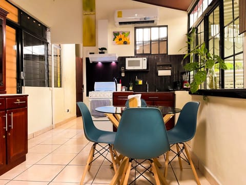 Kitchen or kitchenette, air conditioner