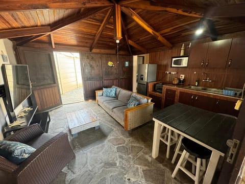 TV and multimedia, Kitchen or kitchenette, Living room, Seating area, Dining area, pet friendly, stove