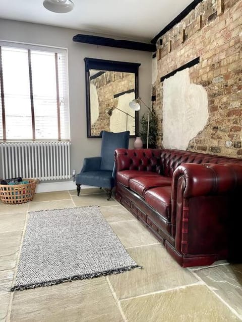 TudorRose Townhouse - A New Unique Town Centre Home House in Kings Lynn