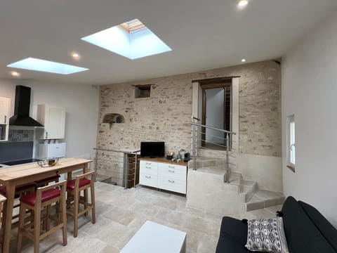 TV and multimedia, Kitchen or kitchenette, Living room, Seating area, Dining area