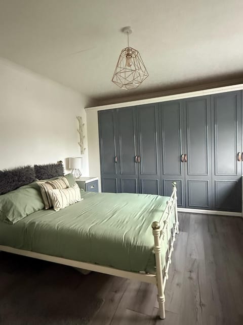 Bed, Photo of the whole room, Bedroom, wardrobe