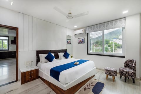 Bed, Natural landscape, TV and multimedia, Photo of the whole room, Bedroom, Mountain view