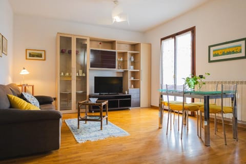 Communal lounge/ TV room, TV and multimedia, Living room, Dining area, Evening entertainment