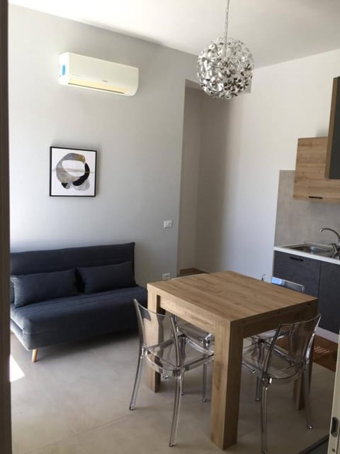Kitchen or kitchenette, Seating area, Dining area, air conditioner