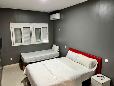 Bed, Living room, Photo of the whole room, Bedroom, air conditioner