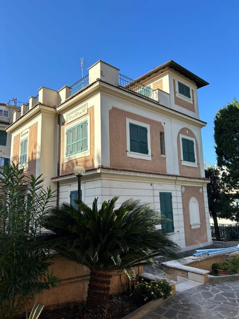 Property building, Facade/entrance, Day