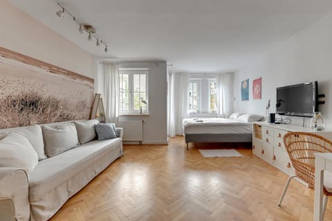 Communal lounge/ TV room, TV and multimedia, Living room, Seating area, Evening entertainment