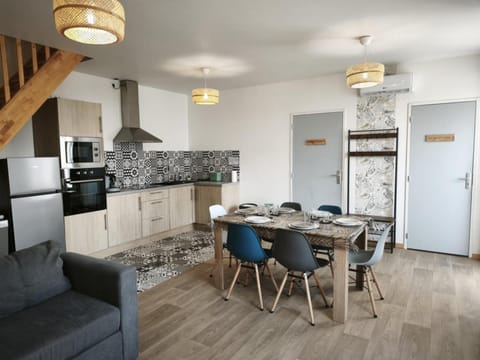 Kitchen or kitchenette, Living room, Seating area, oven, stove