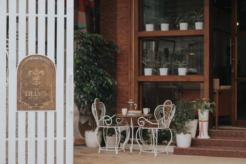 Property building, Restaurant/places to eat, Day