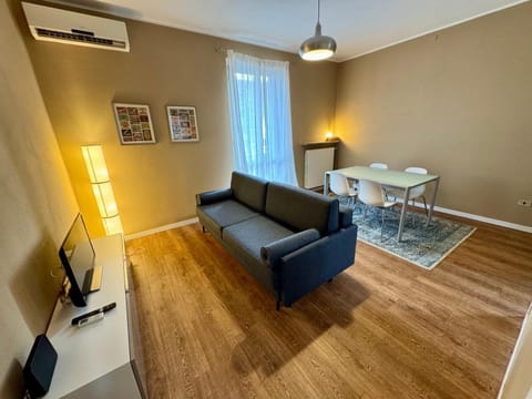 TV and multimedia, Living room, Seating area, Dining area, air conditioner