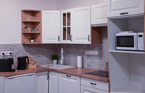 Coffee/tea facilities, Kitchen or kitchenette, dishwasher, stove