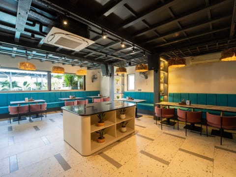 Restaurant/places to eat, Seating area, air conditioner